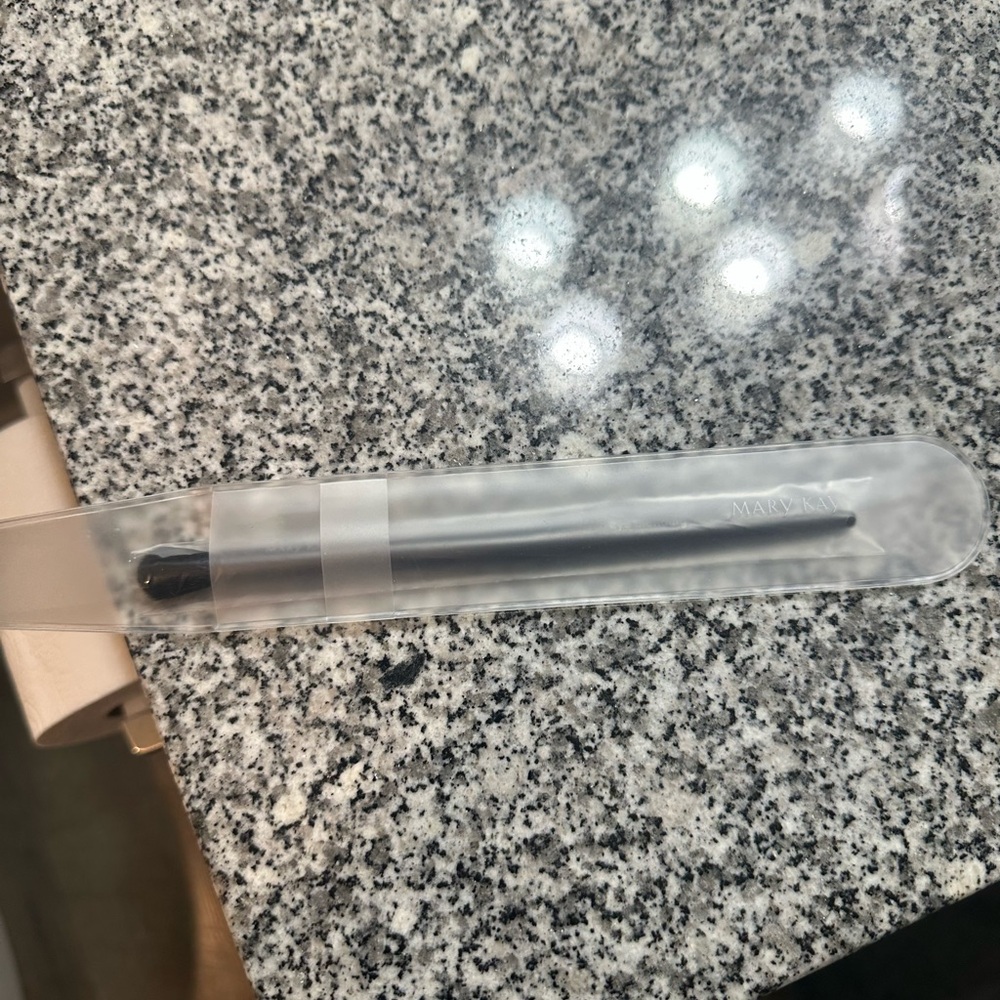 Mary Kay eye blending brush
